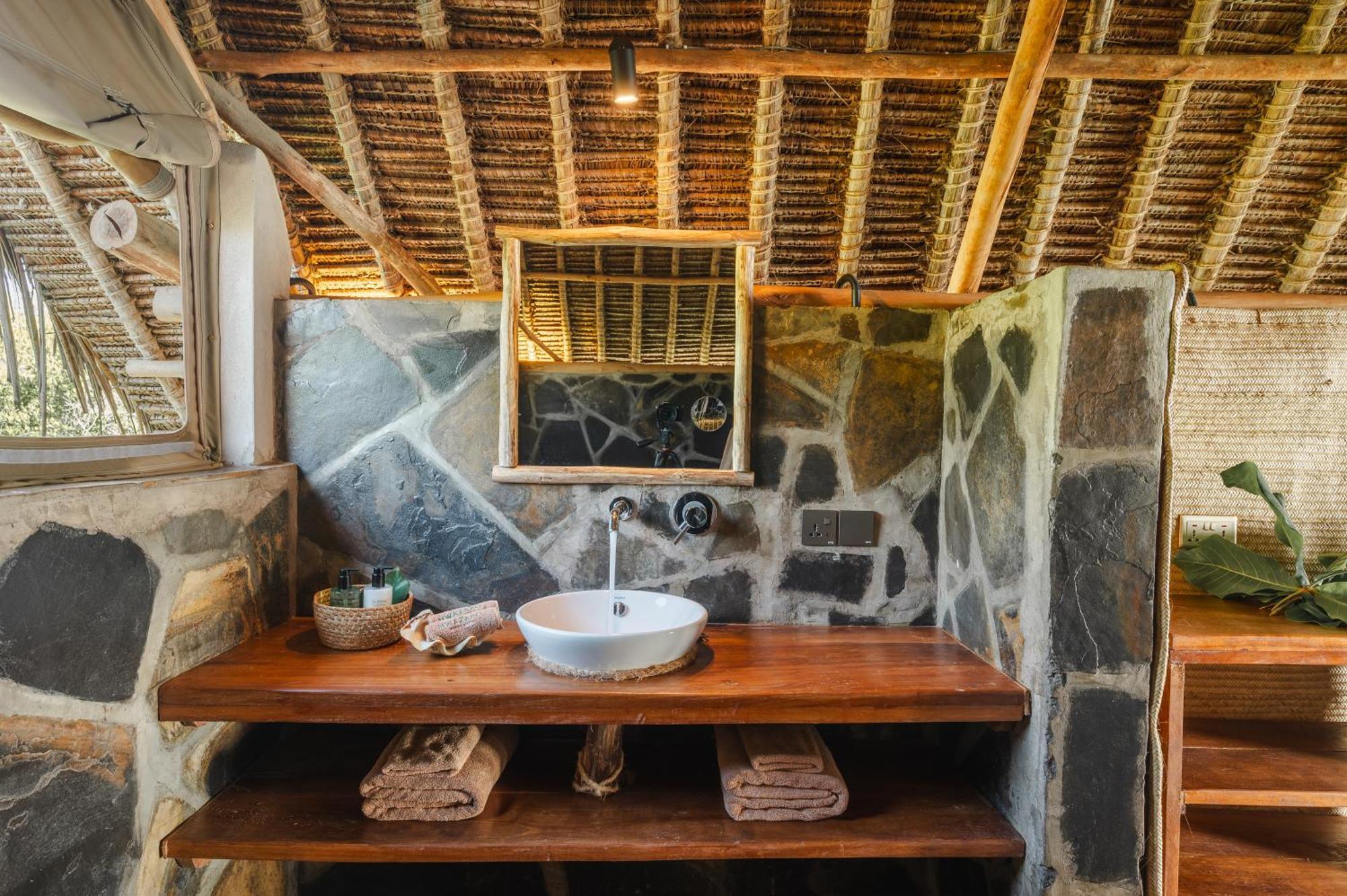 Mwazaro Beach Lodge Shimoni Bagian luar foto
